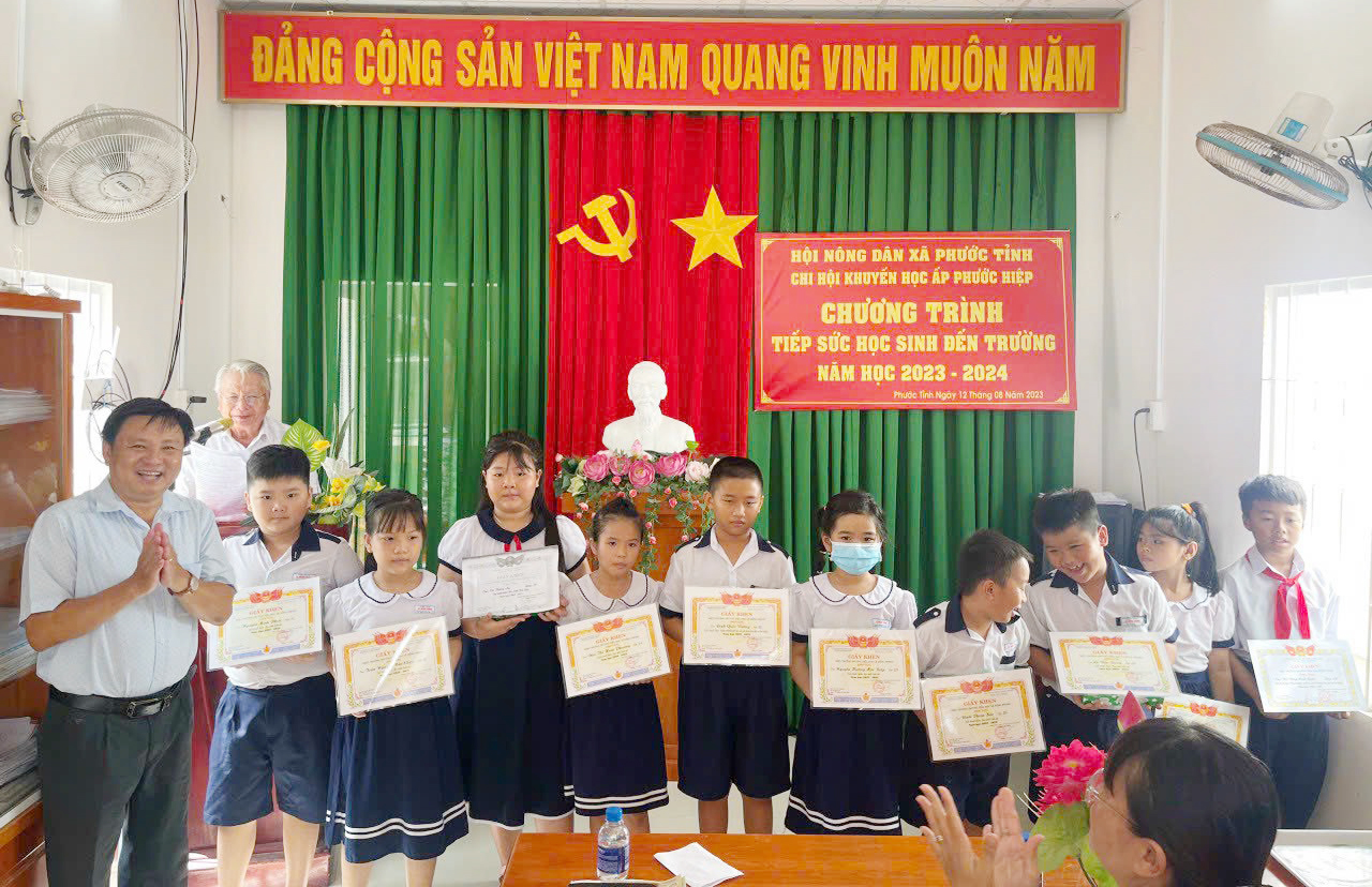 Ông Nguyễn Văn Nhỏ, Chi hội trưởng Chi hội Khuyến học ấp Phước Hiệp tặng quà, học bổng đến  các em học sinh giỏi.