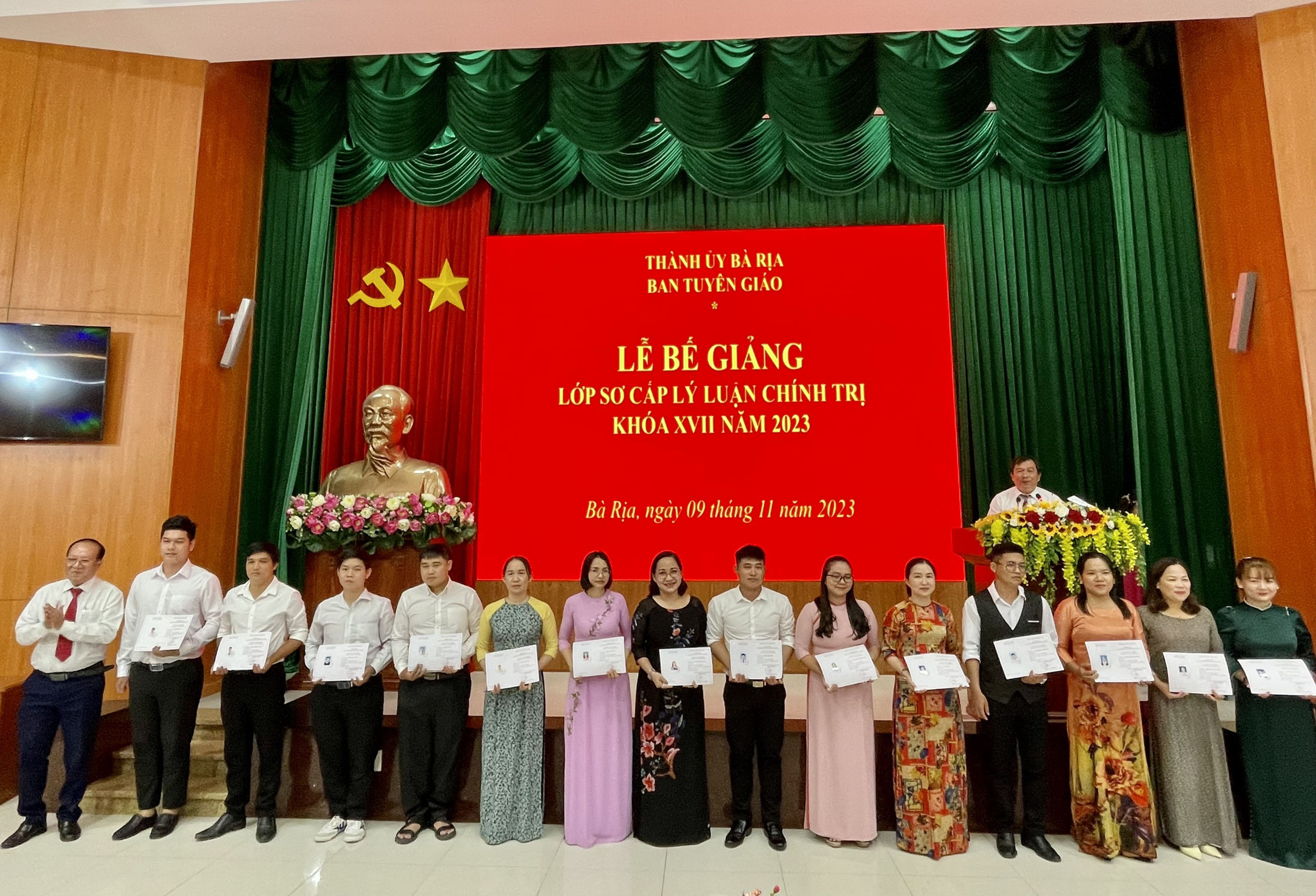 Trao giấy chứng nhận cho học viên.