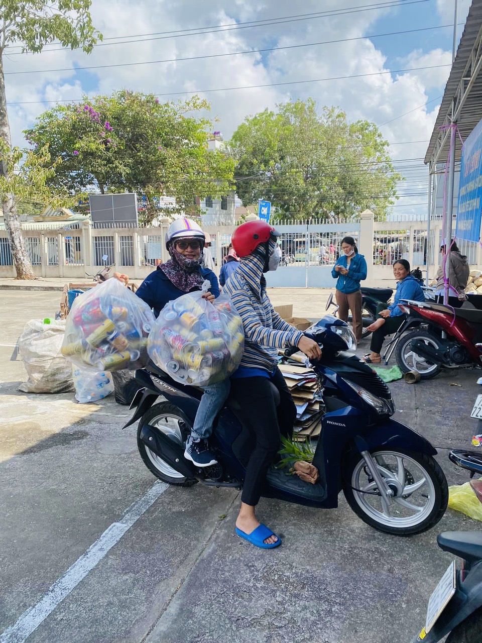 Cán bộ, hội viên phụ nữ xã Tam Phước, huyện Long Điền mang phế liệu đến ủng hộ mô hình “Thu gom rác thải nhựa gây quỹ tặng thẻ BHYT  cho phụ nữ khó khăn, khuyết tật” của Hội LHPN xã.