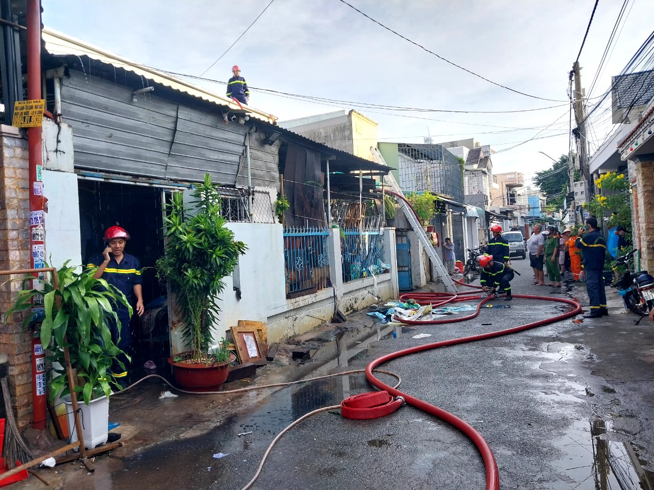 Vì đường Trương Hán Siêu nhỏ xe chữa cháy phải đậu tại công viên Rạch Dừa kéo dây phun nước vào dập tắt đám cháy