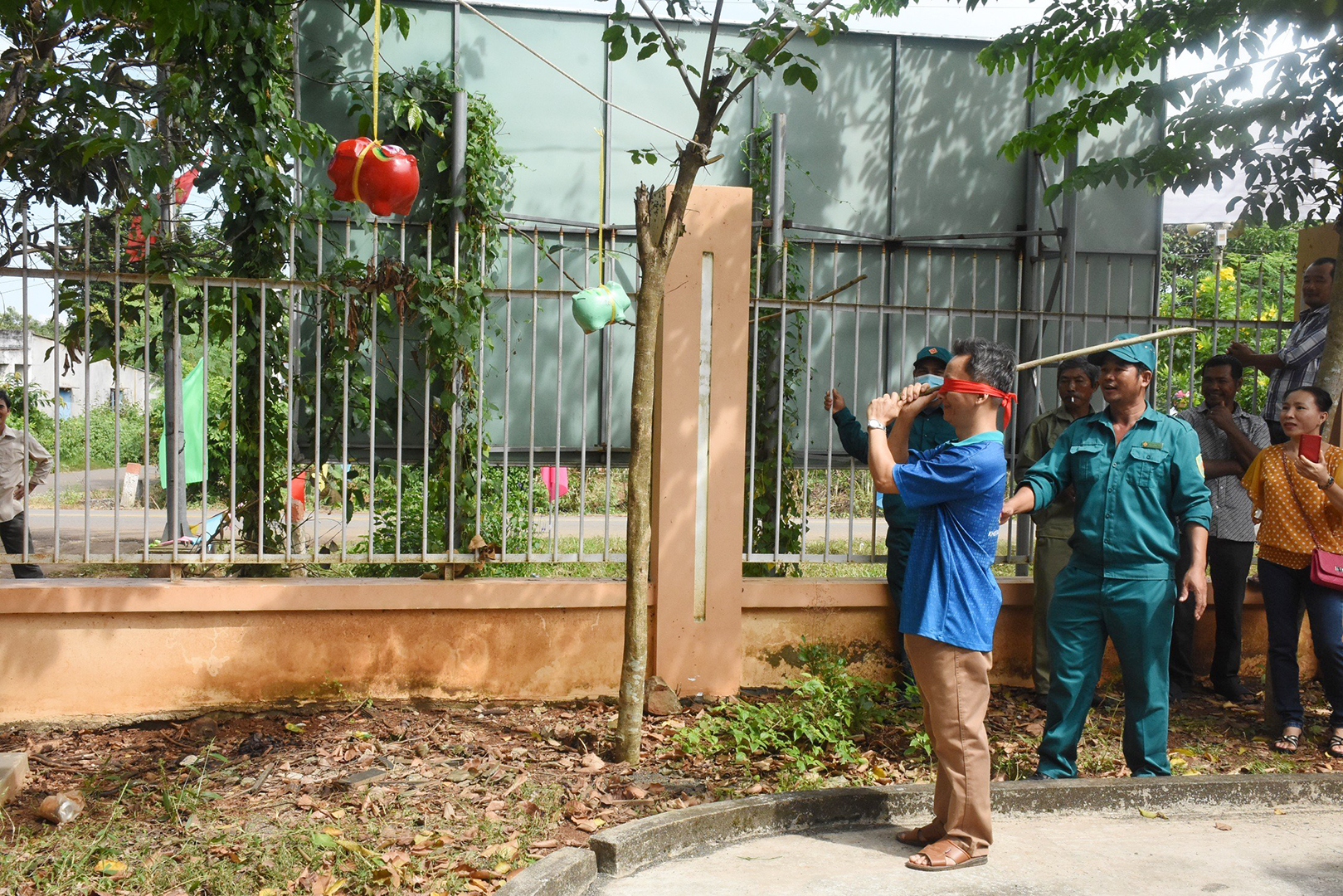 Người dân thông Tân Châu, xã Bàu Chinh chơi bịt mắt đập heo đất tại Ngày hội.