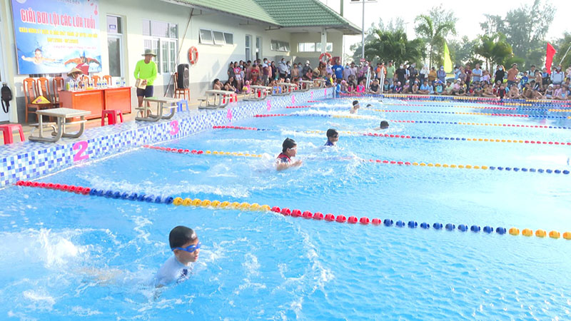 Các vận động viên tham gia tranh tài ở các nội dung tại giải bơi các lứa tuổi huyện Long Điền năm 2023.