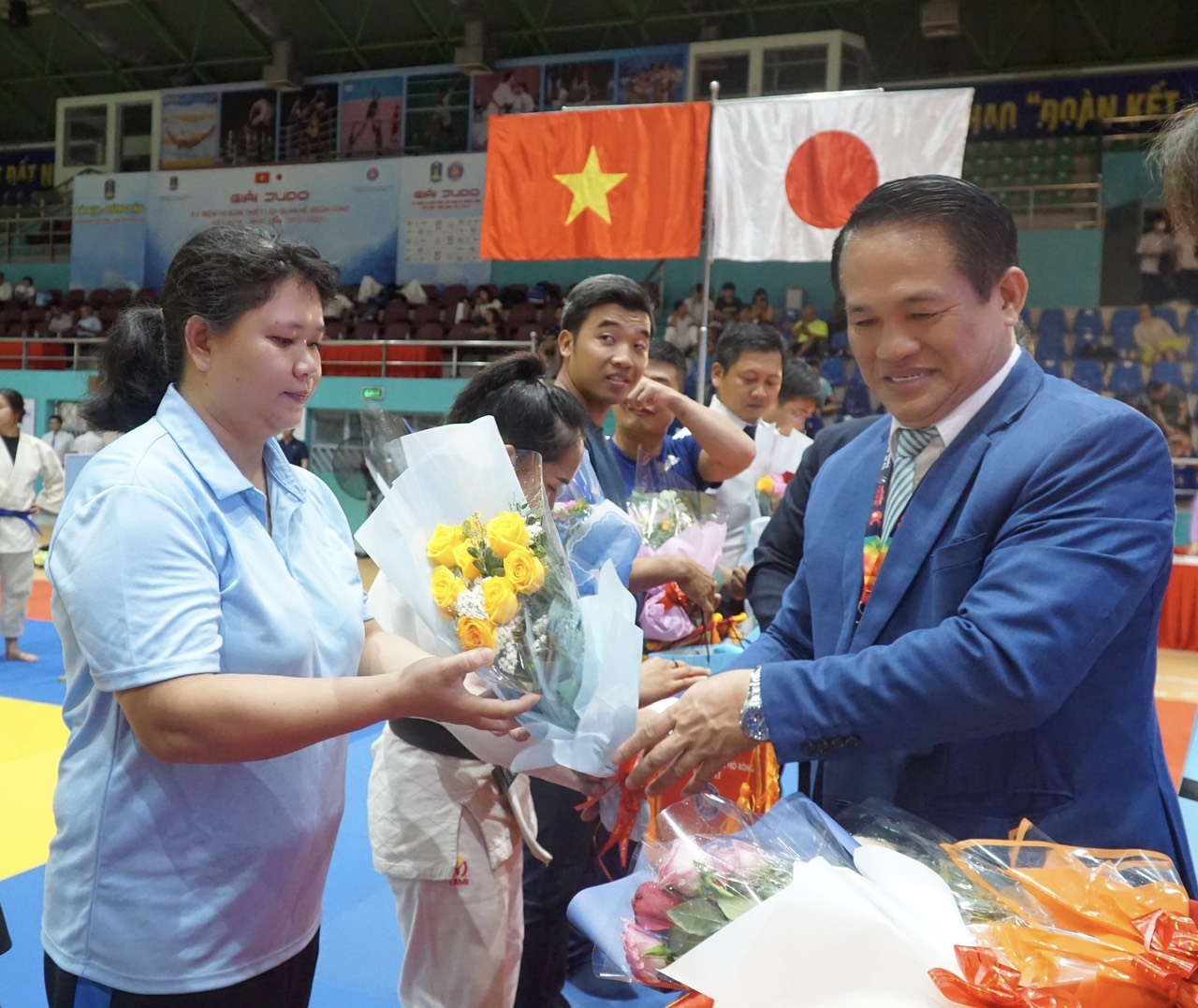 Ông Nguyễn Mạnh Hùng Giám đốc Trung tâm Huấn luyện thể thao quốc gia Hà nội - Chủ tịch Liên đoàn Judo Việt Nam trao hoa, cờ lưu niệm cho các đoàn.