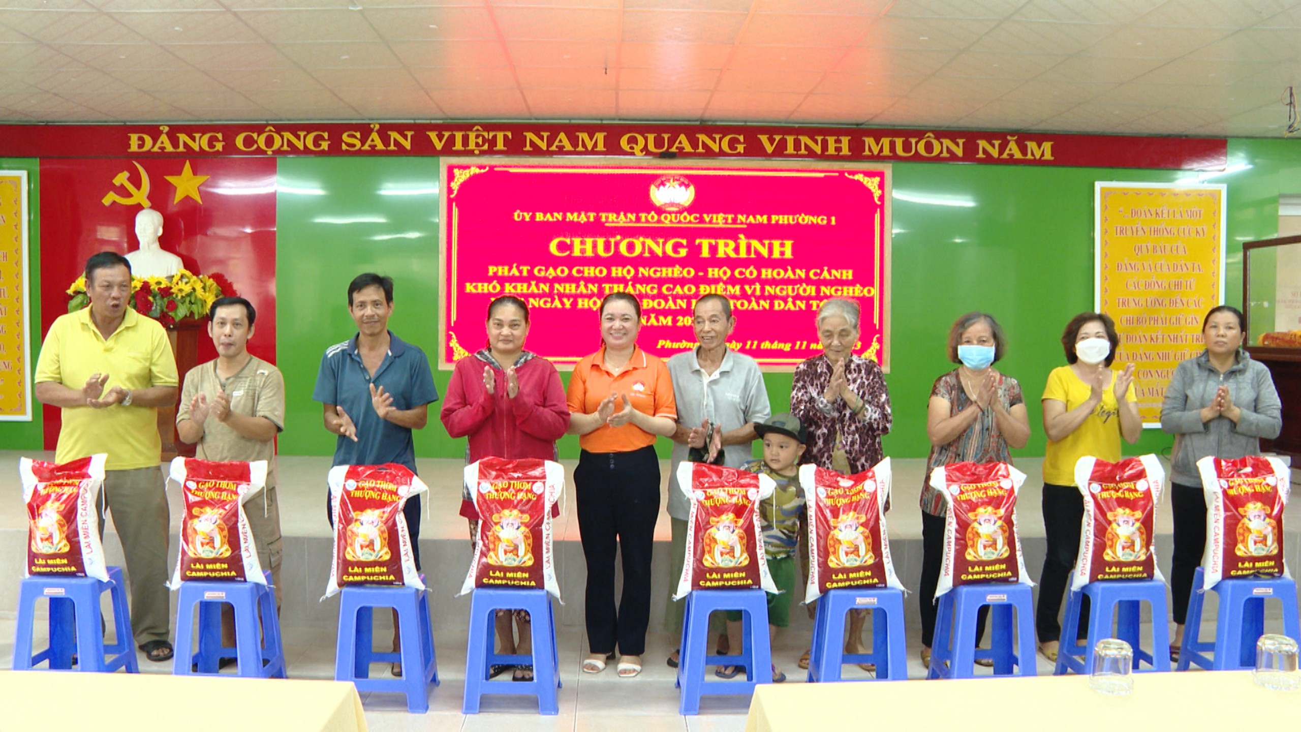 Lãnh đạo UBMTTQ Việt Nam phường 1, TP.Vũng Tàu tặng gạo cho người dân trên địa bàn.