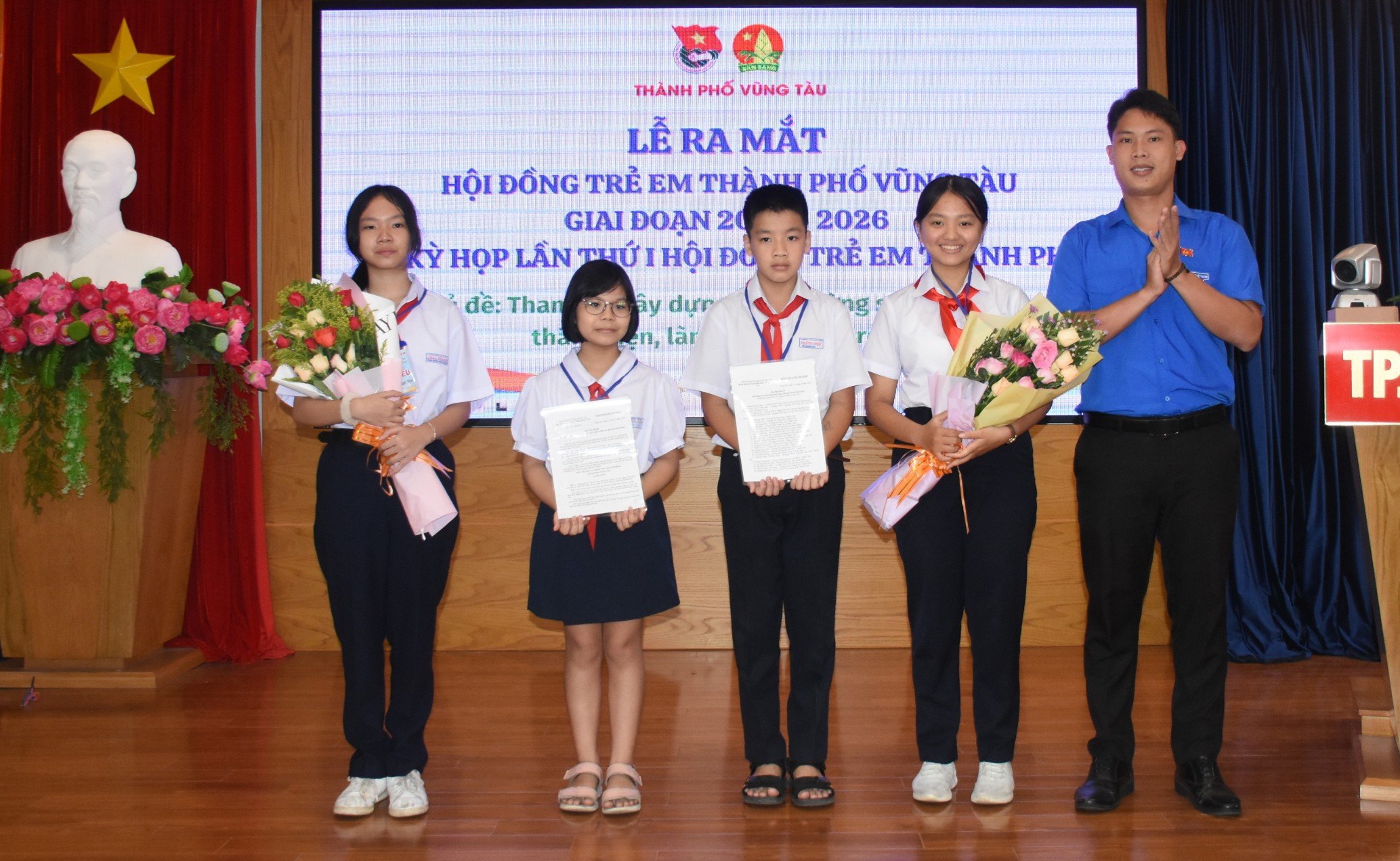 Anh Đồng Thanh Tùng, Phó Bí thư Thành Đoàn Vũng Tàu trao Quyết định thành lập và ra mắt Hội đồng Trẻ em thành phố.