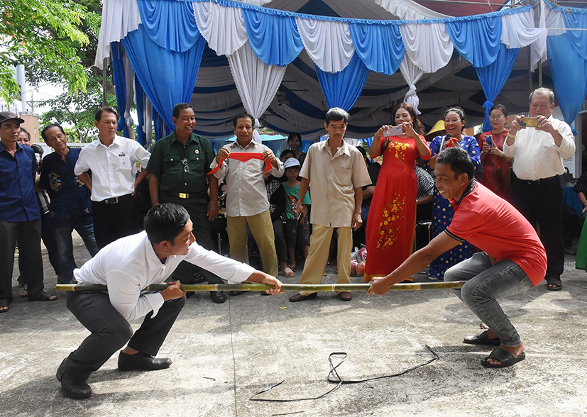 Người dân thôn Tân Châu, xã Bàu Chinh, huyện Châu Đức thi đẩy cây tại Ngày hội.