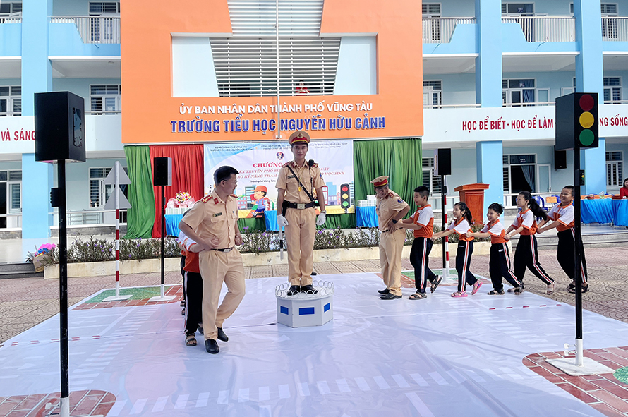 HS trường TH Nguyễn Hữu Cảnh, TP.Vũng Tàu trải nghiệm tham gia giao thông an toàn cùng CSGT.