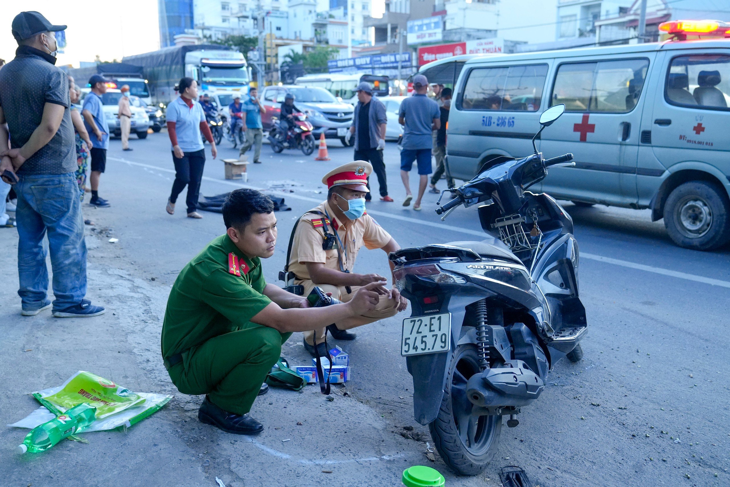 Lực lượng chức năng khám nghiệm hiện trường điều tra nguyên nhân vụ tai nạn