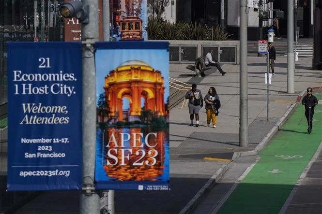 Áp phích chào mừng Tuần lễ cấp cao APEC 2023 lần thứ 30 trên đường phố San Francisco.