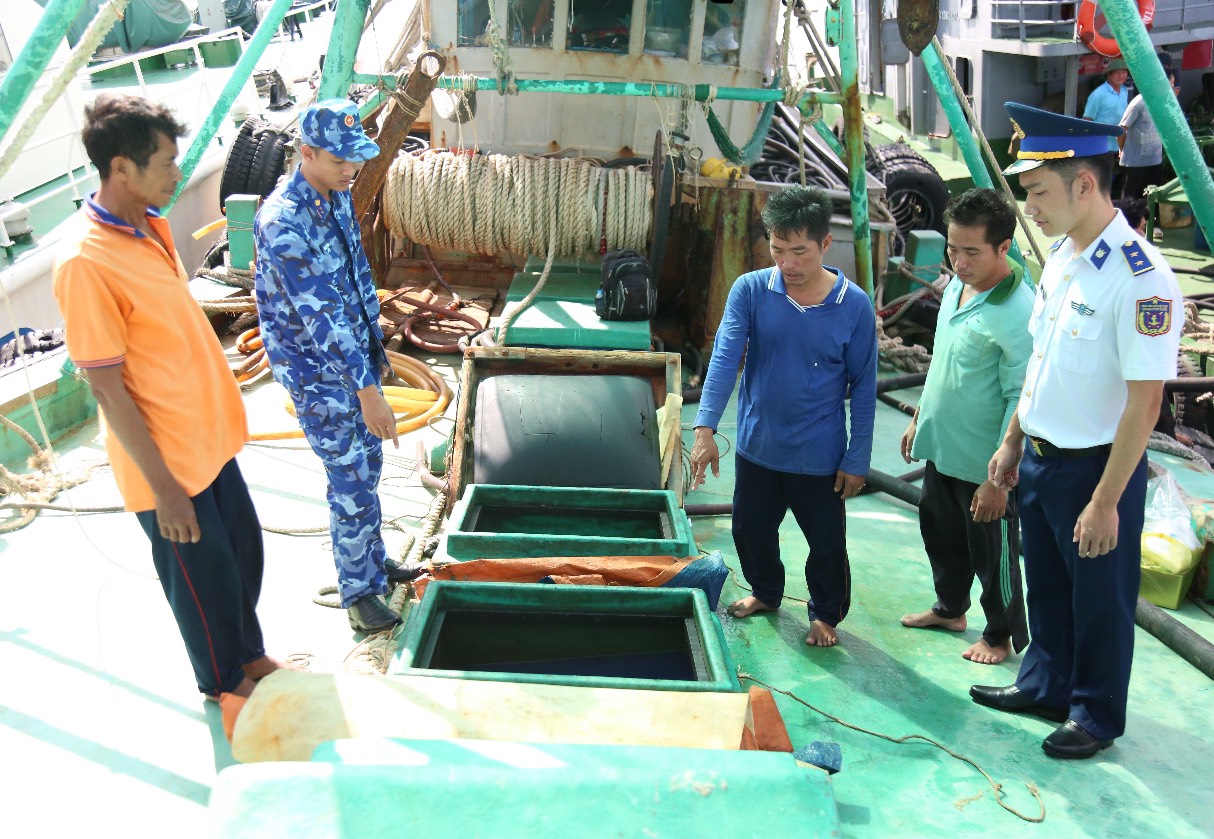 Lực lượng chức năng Đoàn Trinh sát số 2 và – Bộ Tư lệnh Cảnh sát biển Việt Nam và Bộ Tư lệnh Vùng Cảnh sát biển 3 kiểm tra hàng hóa trên tàu TS 01727 TS.