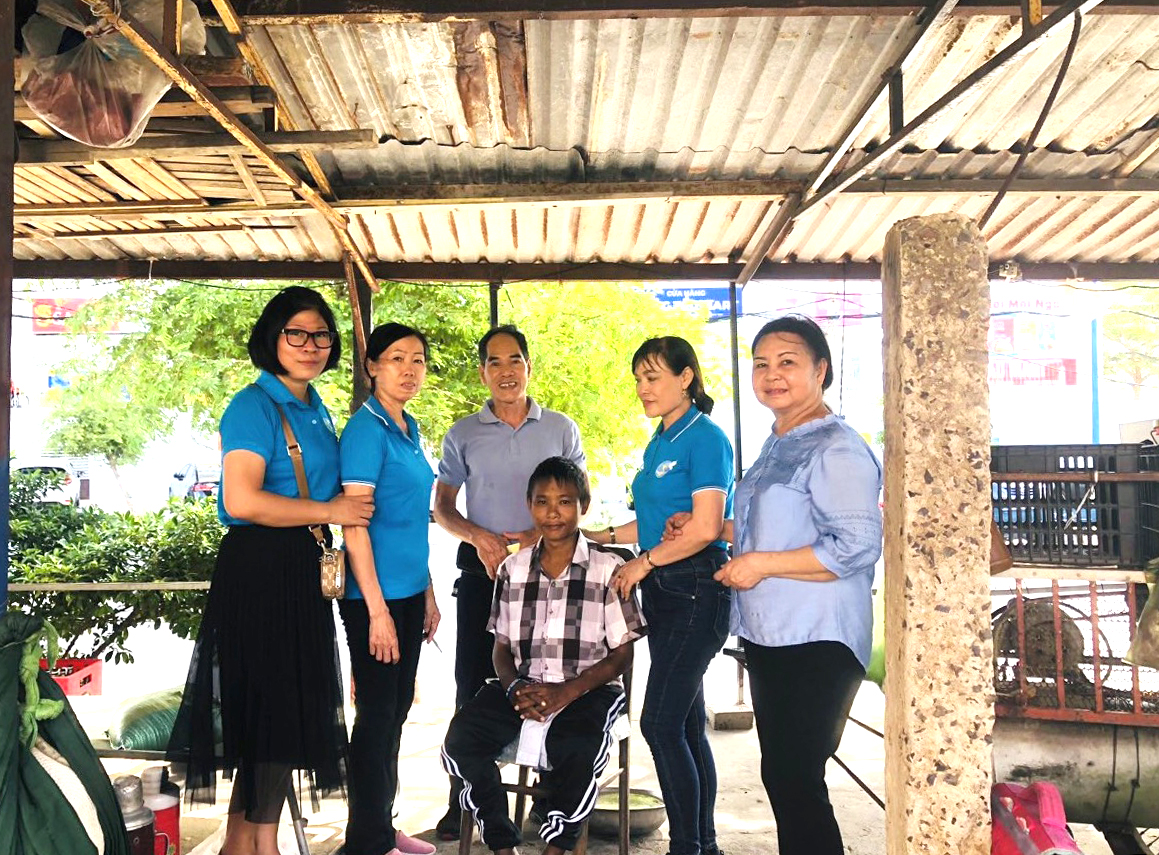 Đại diện Hội LHPN phường Thắng Nhất kết nối nhà hảo tâm trao số tiền hỗ trợ 500 ngàn đồng mỗi tháng đến gia đình bà Lê Thị Thanh Xuân.