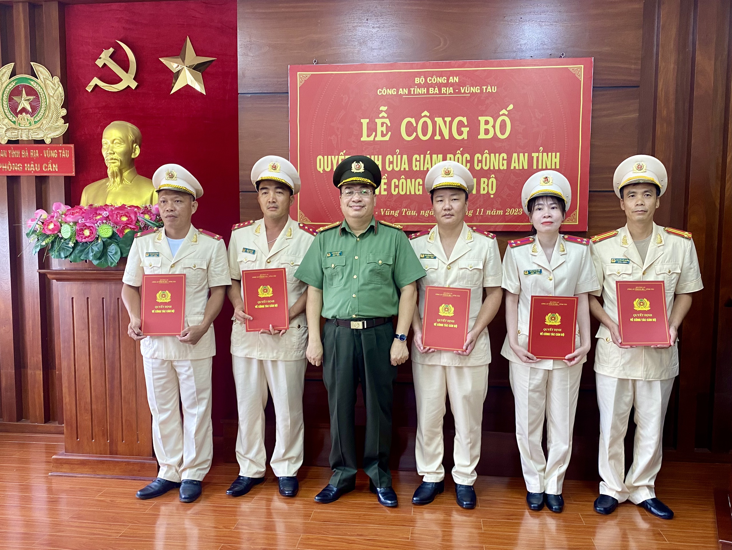 Thượng tá Lương Đức Minh, Phó Giám đốc Công an tỉnh trao quyết định điều động, bổ nhiệm cán bộ