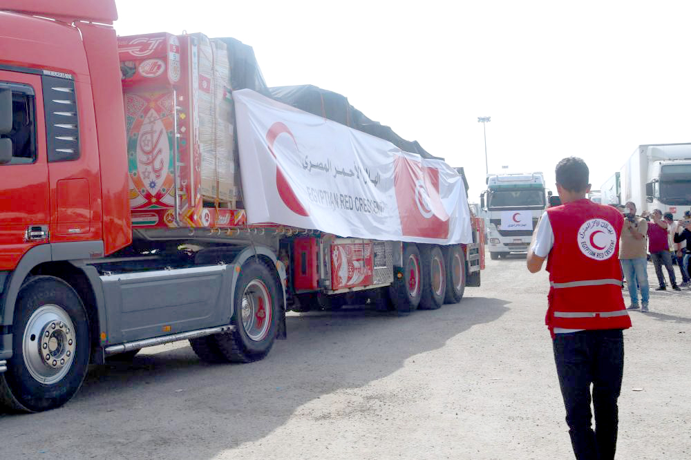 Đoàn xe chở hàng cứu trợ tới Dải Gaza.