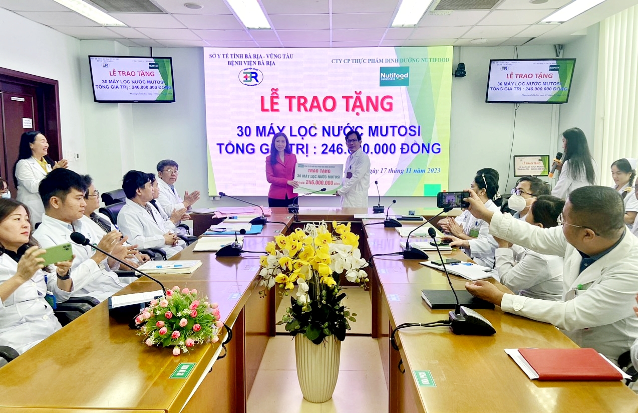 Trần Thị Lệ Tổng giám đốc, Phó Chủ tịch HĐQT Cty Cổ phần thực phẩm dinh dưỡng Nutifood trao 30 máy lọc nước cho Bệnh viện Bà Rịa.