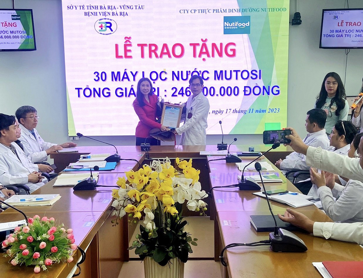 Bác sĩ Dương Thanh, Giám đốc Bệnh viện Bà Rịa trao thư cảm ơn cho bà Trần Thị Lệ, Tổng giám đốc, Phó Chủ tịch HĐQT Cty Cổ phần thực phẩm dinh dưỡng Nutifood.