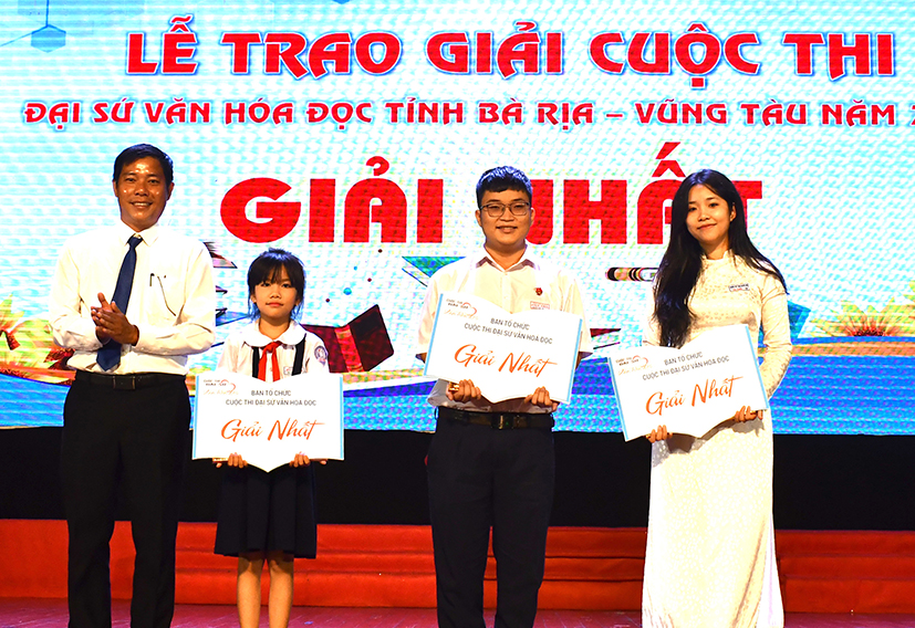 Ông Trần Công Sơn, Giám đốc Thư viện tỉnh, Phó Trưởng Ban Thường trực hai cuộc thi trao giải Nhất cuộc thi Đại sứ Văn hóa đọc.