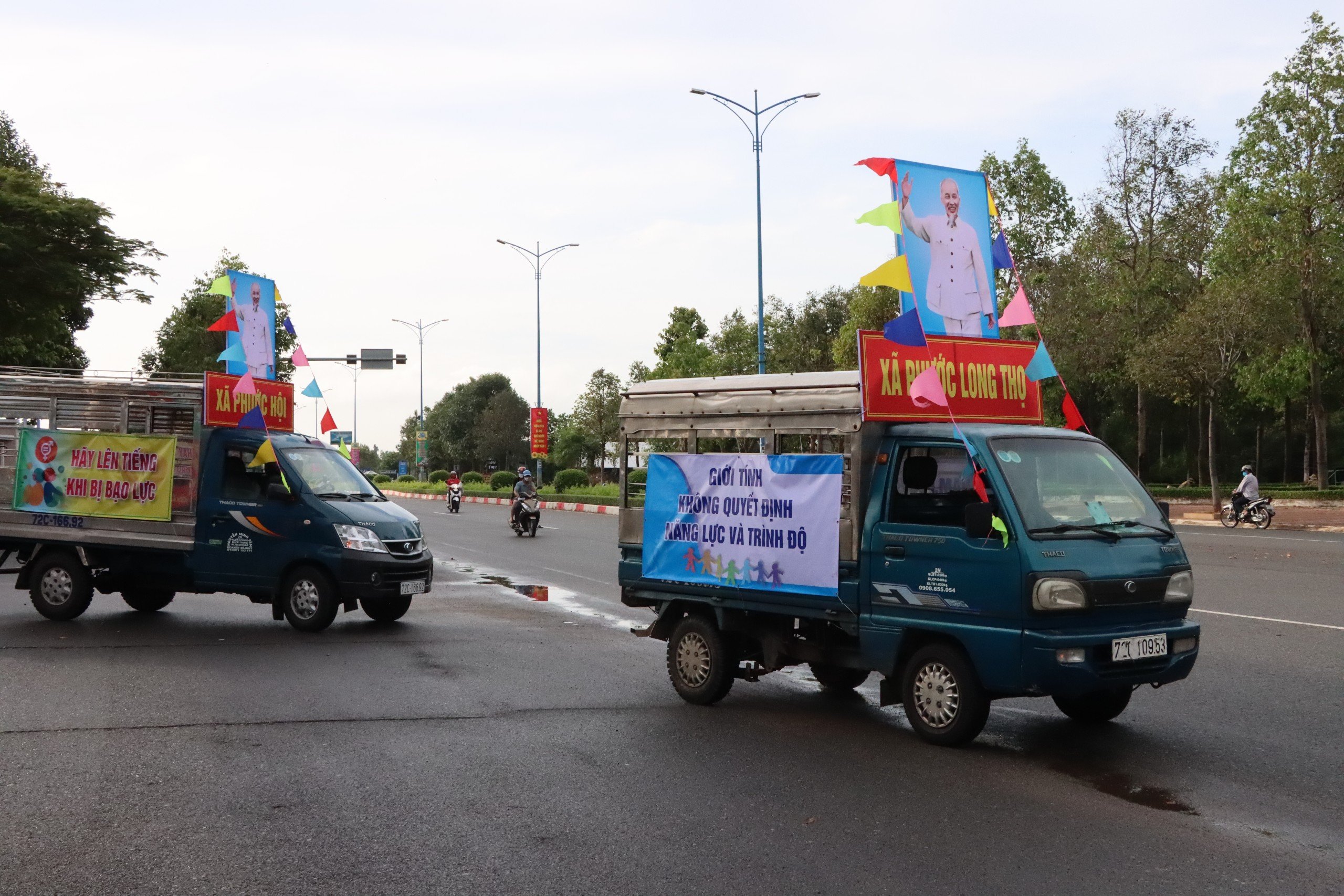 Các đại biểu tham gia diễu hành tuyên truyền trên tuyến đường chính từ Trung tâm VH-TT-TT huyện đến vòng xoay TT.Đất Đỏ. Ảnh: TUẤN VŨ