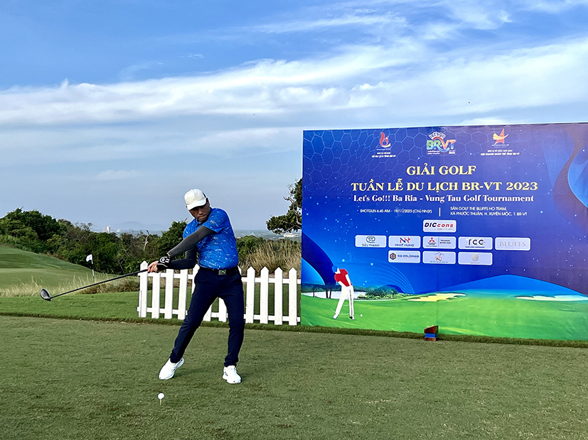 Golfer thi đấu tại giải.