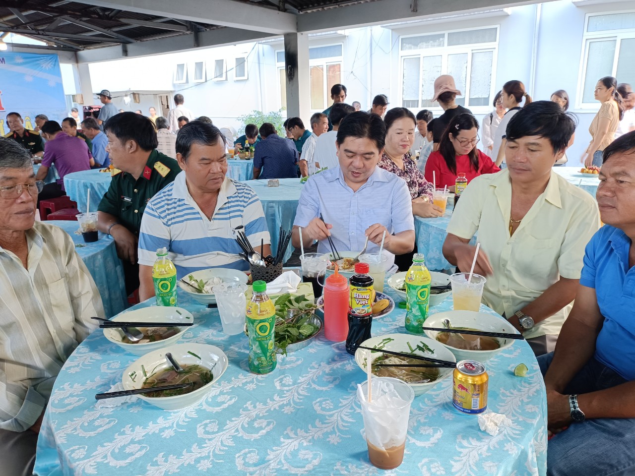 Phó Chủ tịch UBND huyện Đất Đỏ Võ Minh Tuấn (người ngồi giữa) ăn sáng cùng ngư dân sáng 18/11.