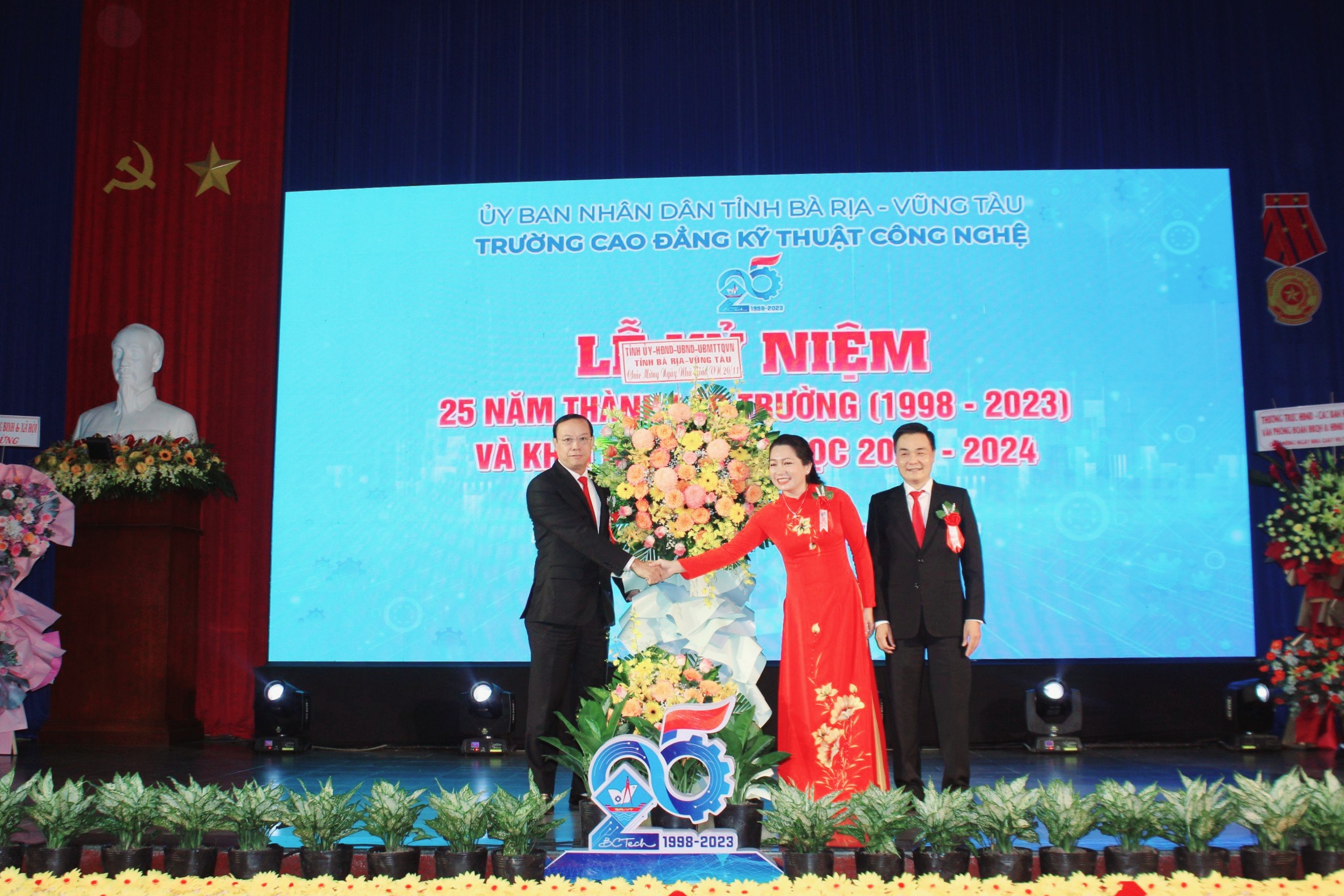 Lãnh đạo tỉnh tặng hoa chúc mừng Trường CĐ Kỹ thuật Công nghệ Bà Rịa - Vũng Tàu nhân kỷ niệm 25 năm thành lập trường.