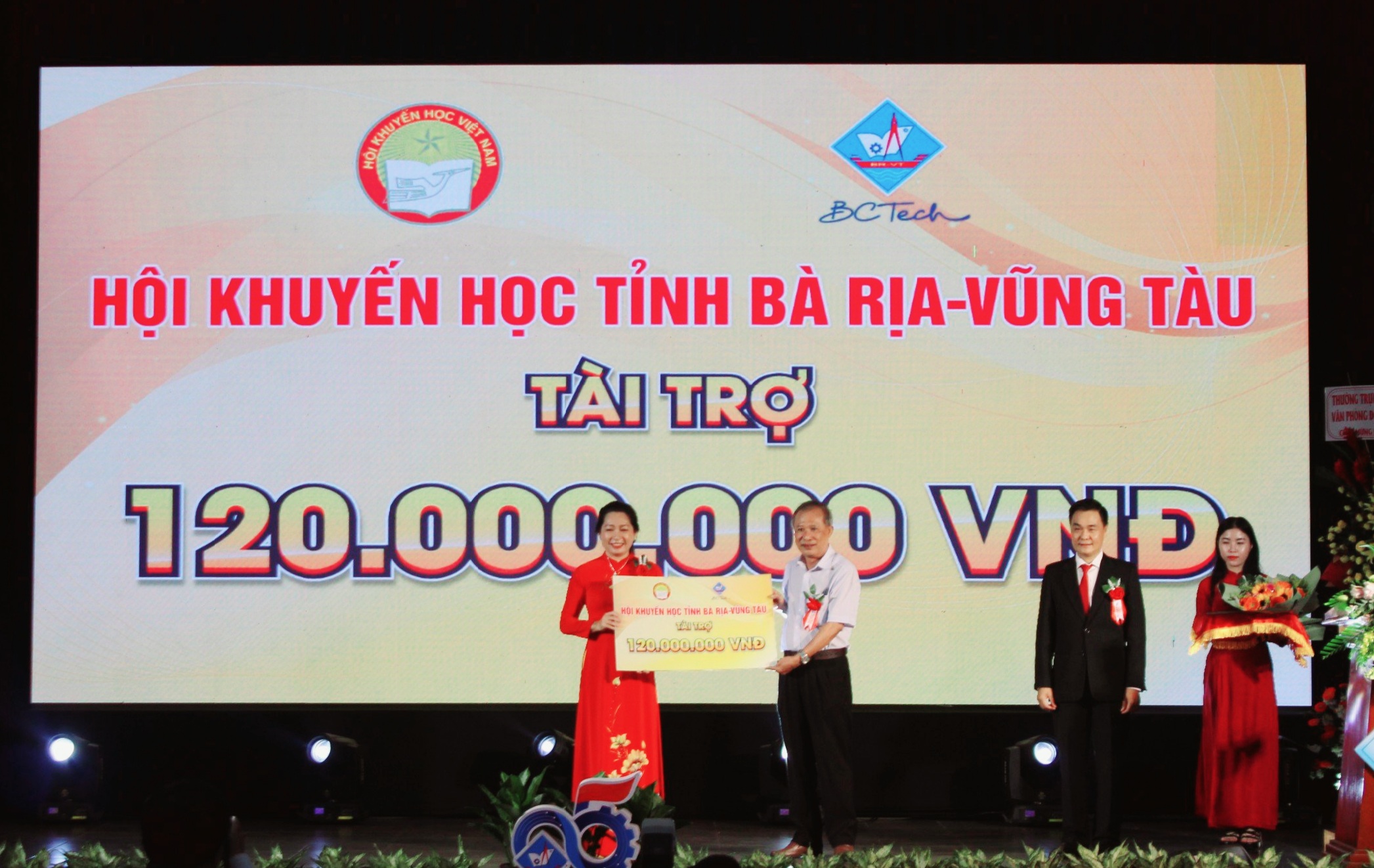 Trường CĐ Kỹ thuật Công nghệ Bà Rịa - Vũng Tàu tiếp nhận tài trợ 120 triệu đồng từ Hội Khuyến học tỉnh.