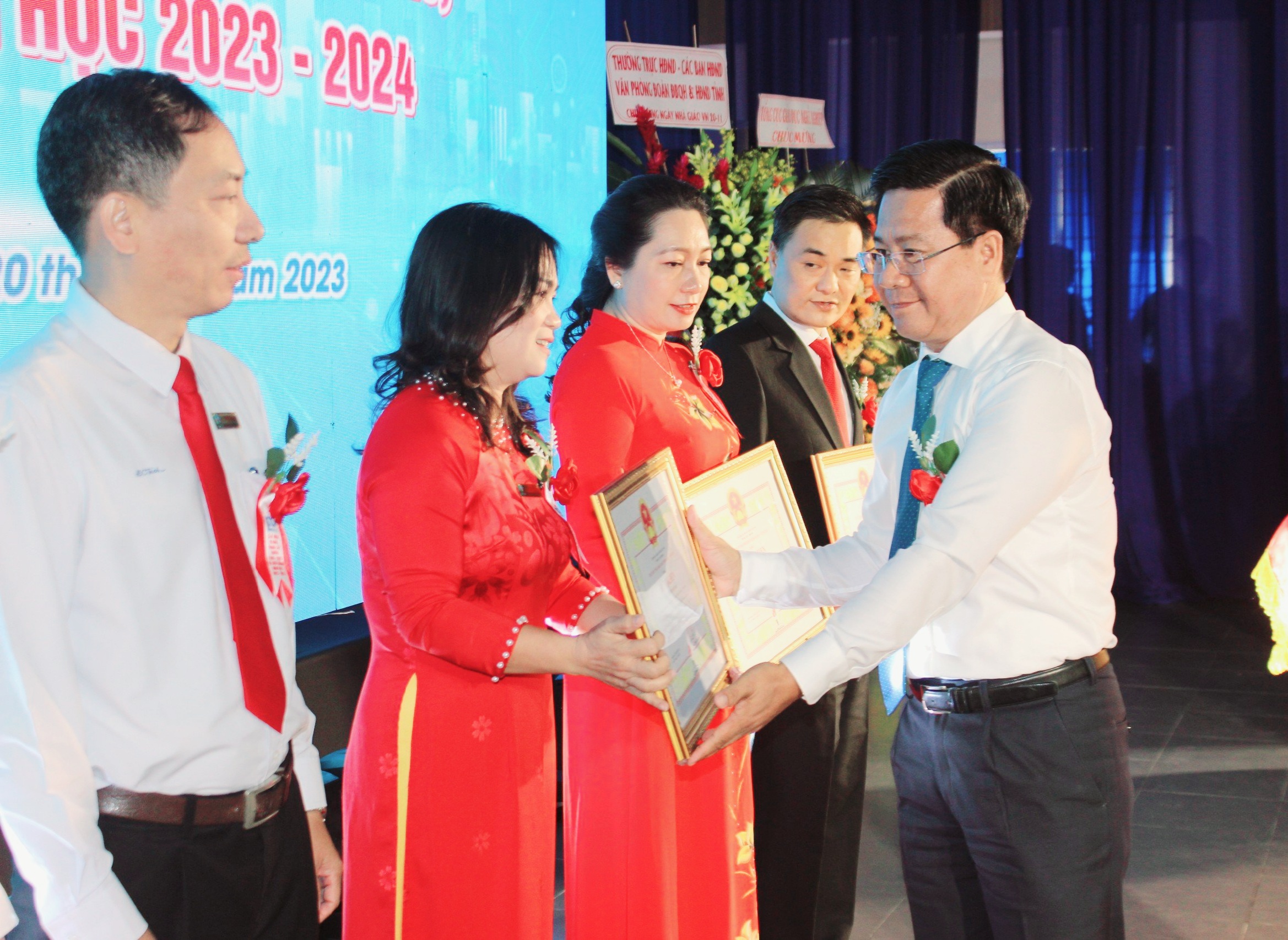 Nhân dịp này, UBND tỉnh tặng Bằng khen cho 5 tập thể, 5 cá nhân có nhiều đóng góp cho sự phát triển của Trường CĐ Kỹ thuật Công nghệ Bà Rịa - Vũng Tàu.