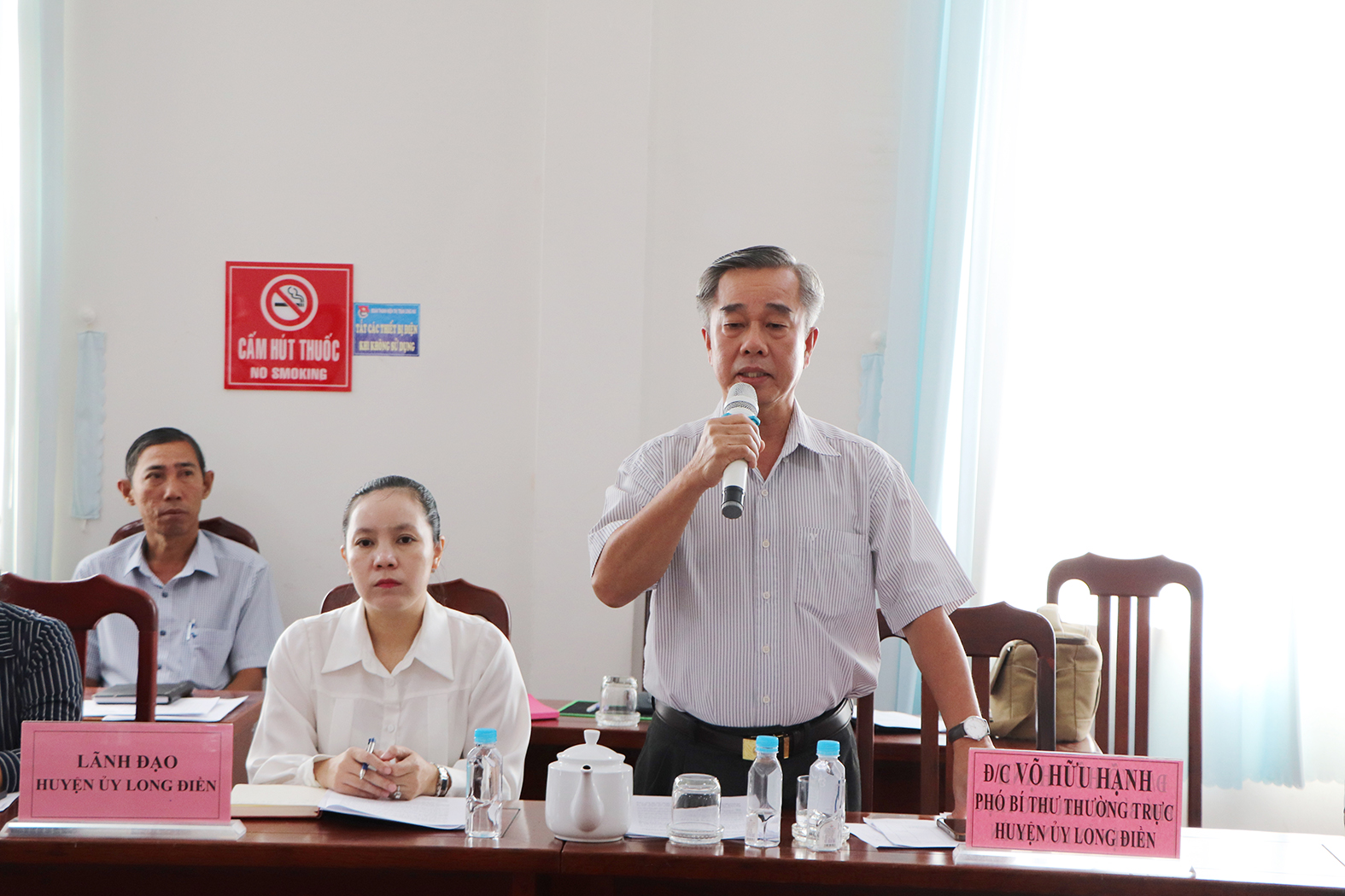 Ông Võ Hữu Hạnh, Phó Bí thư Thường trực Huyện ủy Long Điền trả lời với người dân.