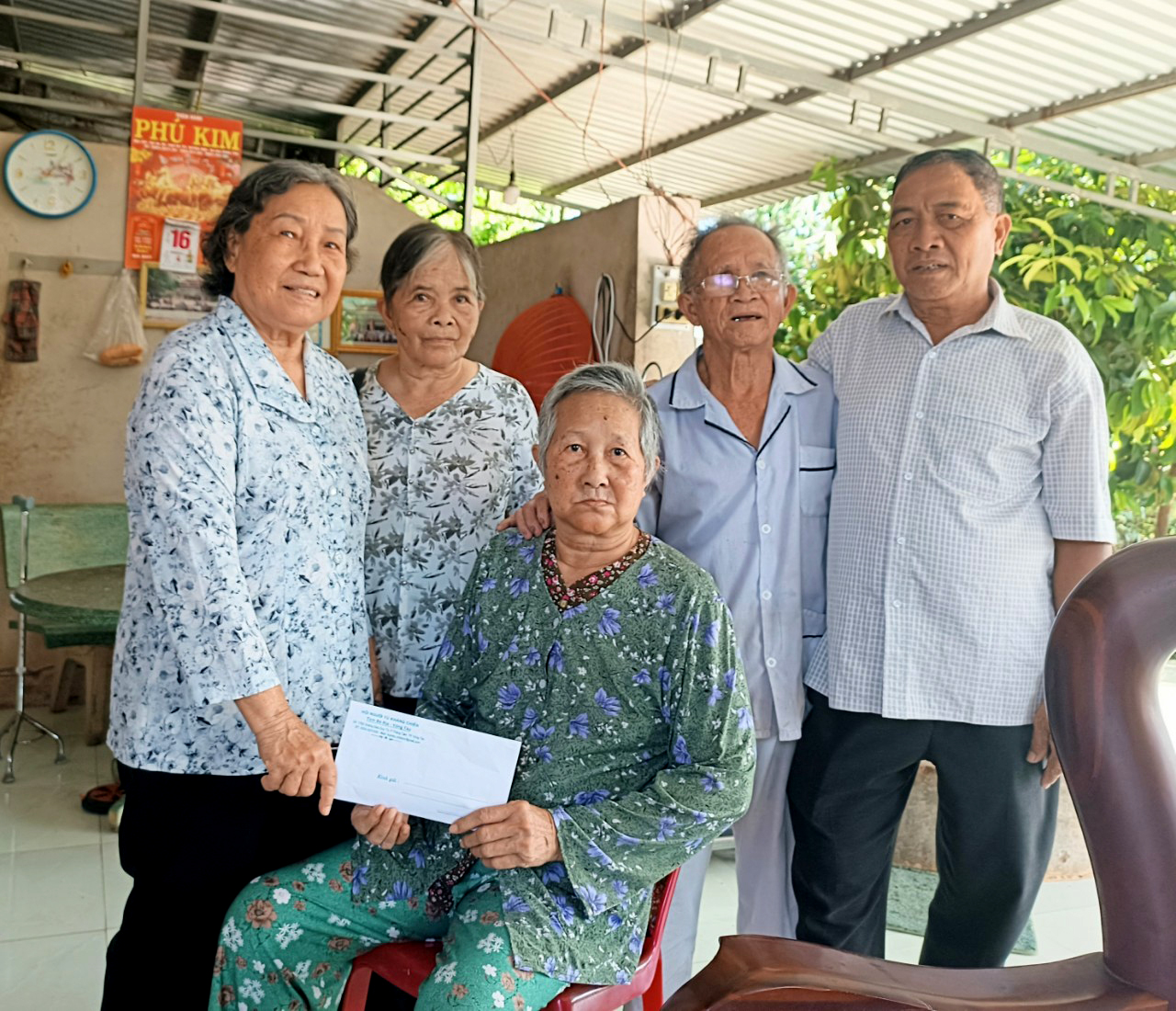 Bà Nguyễn Thị Mỹ, Chủ tịch Hội Người tù kháng chiến tỉnh tặng quà, hỏi thăm sức khỏe, động viên gia đình cựu tù.