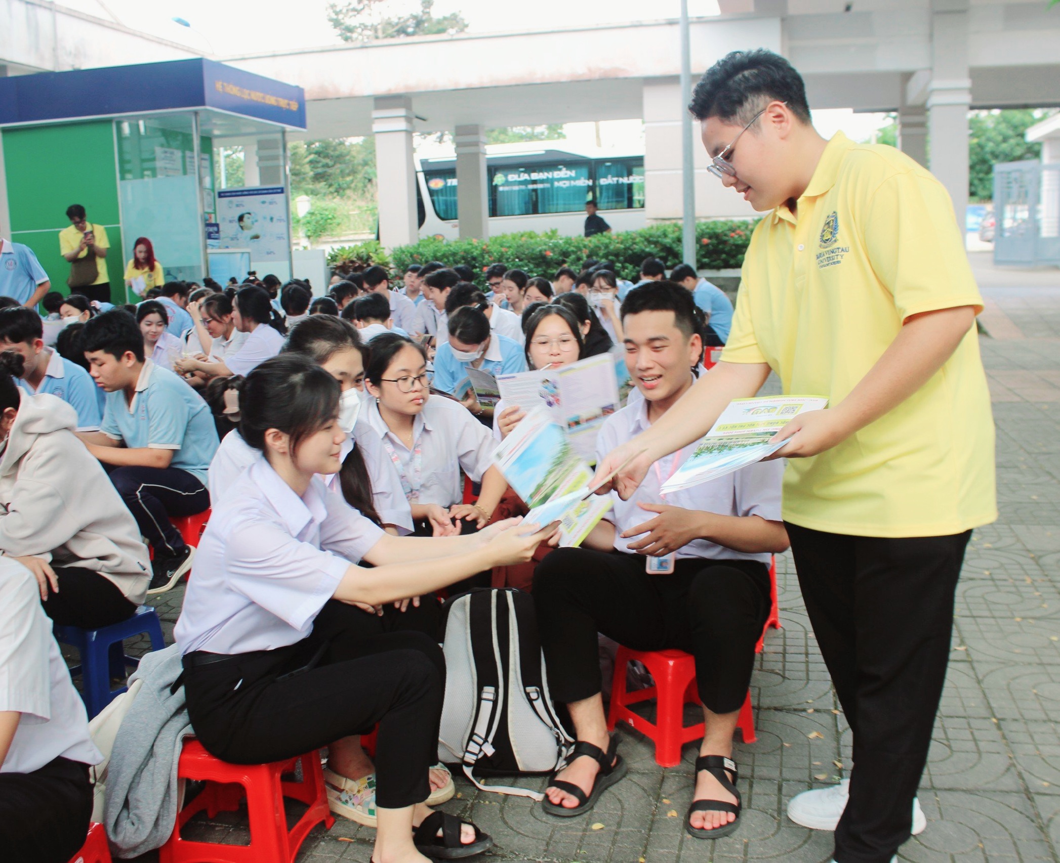 Các tình nguyện viên của Trường ĐH Bà Rịa - Vũng Tàu cung cấp tài liệu về chương trình đào tạo năm 2024 của trường cho HS Trường THPT Trần Phú và Trường Phổ thông Dân tộc nội trú tỉnh.