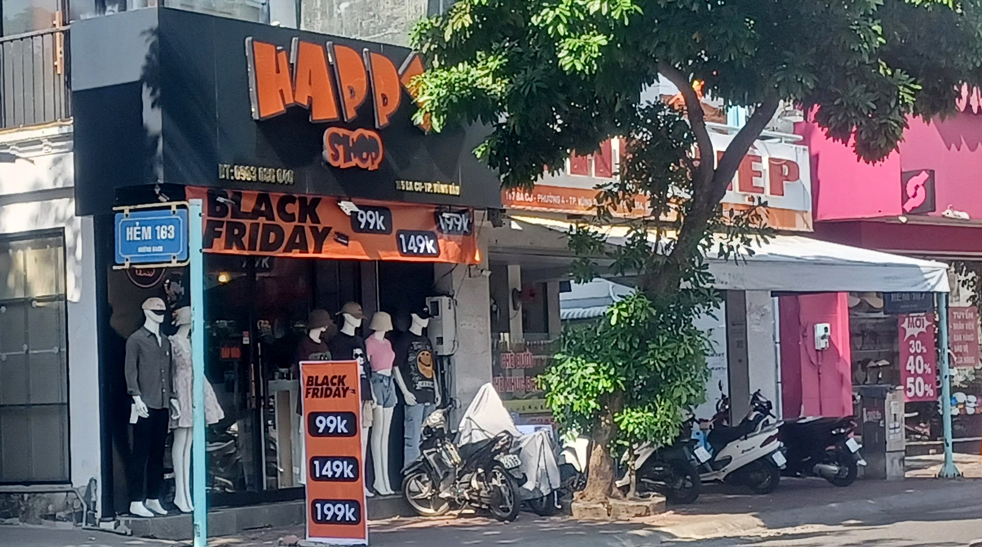 Nhiều cửa hàng treo bảng giảm giá sâu trong dịp Black Friday.