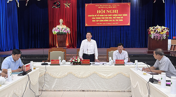 Ông Hoàng Nguyên Dinh, Bí thư Huyện uỷ Châu Đức chỉ đạo kết luận  hội nghị.