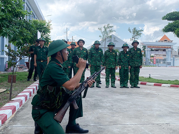 Cán bộ, chiến sĩ Đồn BP Bình Châu (BĐBP tỉnh) thực hành tháo lắp súng AK tại đơn vị.