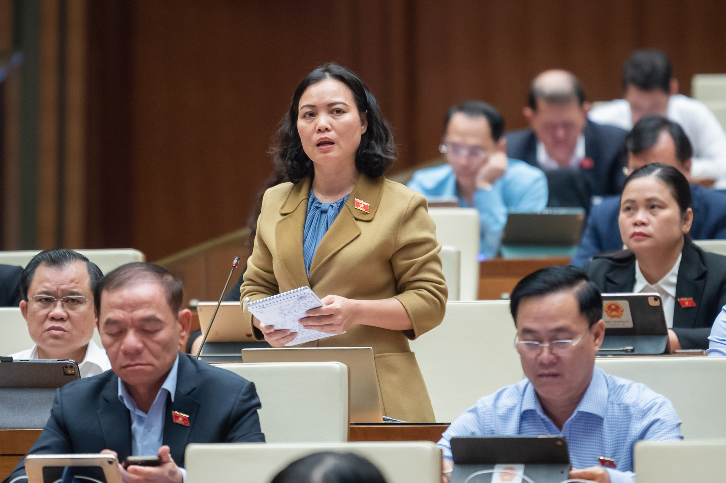 Đại biểu Huỳnh Thị Phúc (Đoàn ĐBQH tỉnh Bà Rịa - Vũng Tàu) cho rằng, việc quy định mức tiền cụ thể liên quan đến trợ cấp hưu trí xã hội là không nên. Ảnh: Q.H