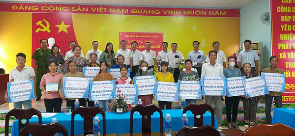 Lãnh đạo xã Tân Hải, TX.Phú Mỹ trao sinh kế cho hộ nghèo trên địa bàn.