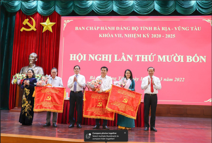 Thường trực Tỉnh ủy Bà Rịa - Vũng Tàu tặng Cờ thi đua cho các đơn vị “hoàn thành sắc nhiệm vụ tiêu biểu” 5 năm liên tiếp (2018-2022). Trong ảnh: Bà Đinh Thị Phương Châm - Phó Giám đốc BIDV Bà Rịa (thứ hai từ phải qua) đại diện Chi bộ cơ sở nhận Cờ thi đua từ lãnh đạo Tỉnh ủy.