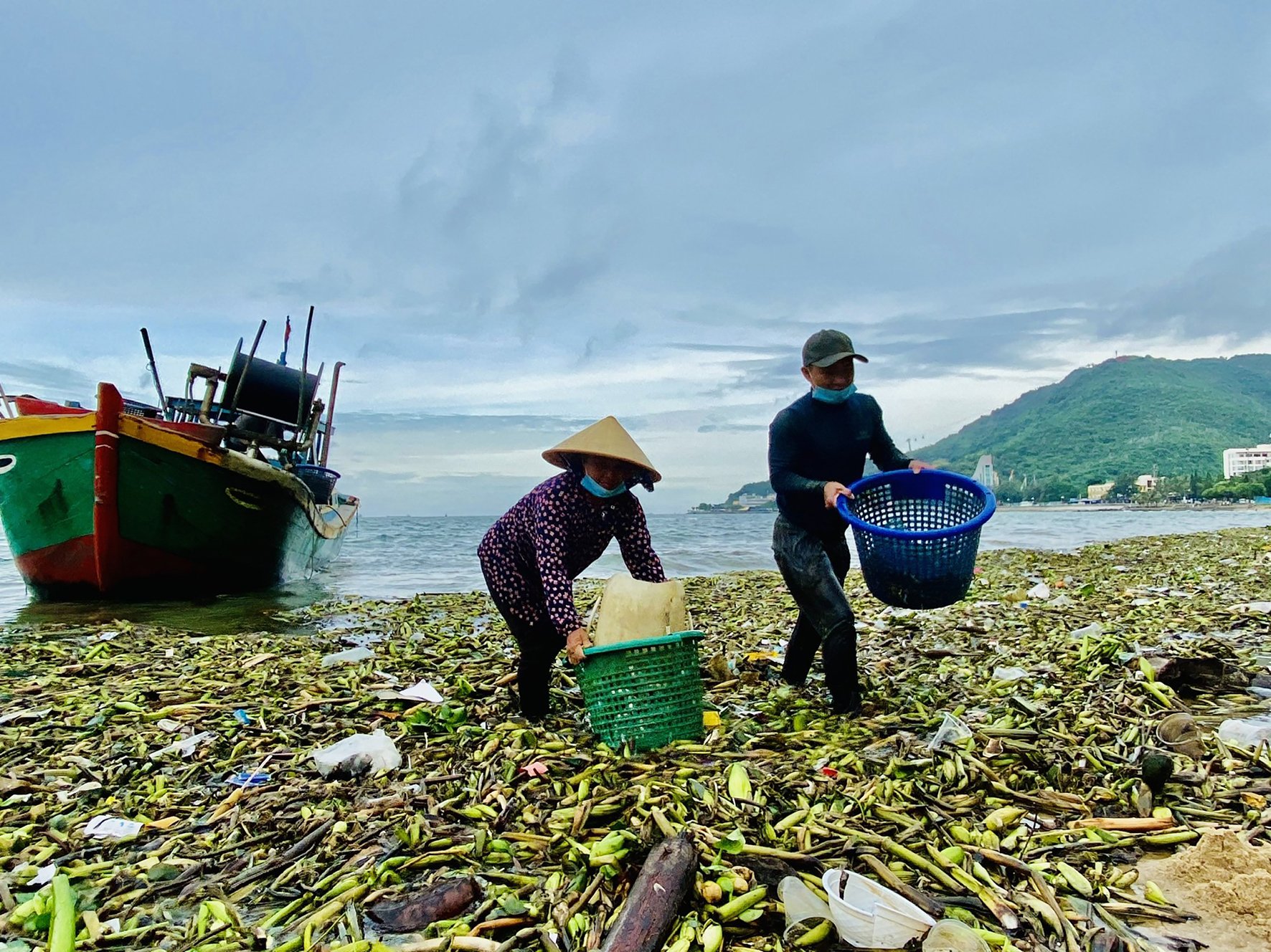 Ngoài rác thải phát sinh hàng ngày, Bà Rịa-Vũng Tàu còn phải xử lý lượng lớn rác đại dương trôi dạt vào bờ. Trong ảnh: Rác đại dương ngập tràn khu vực Bãi Trước, TP.Vũng Tàu.