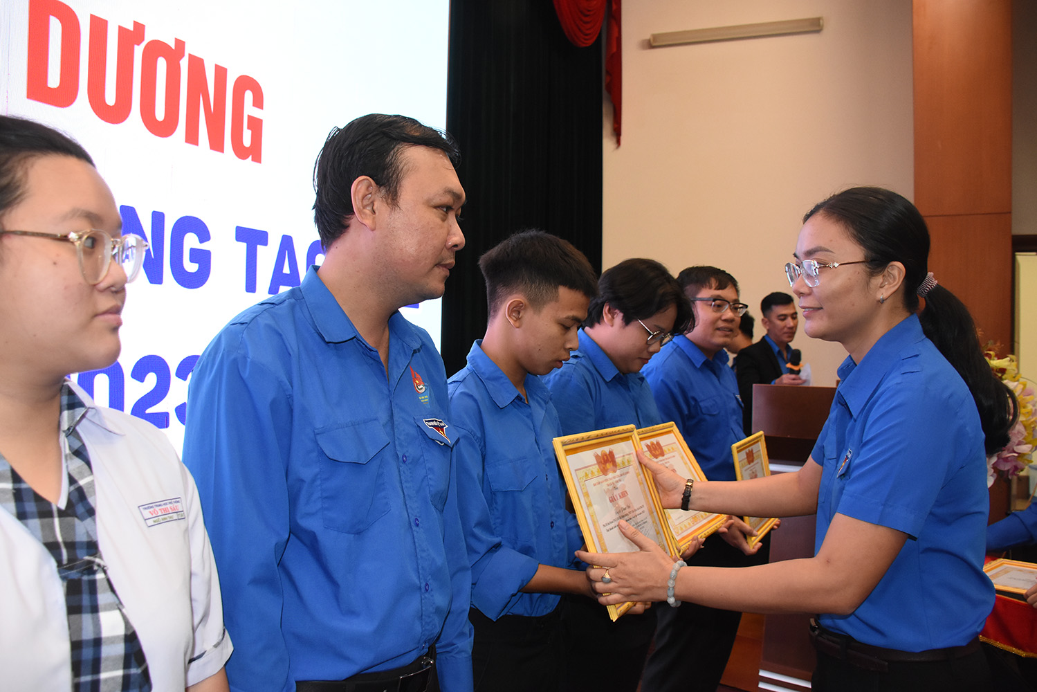 Chị Hồ Thị Ánh Tuyết, Bí thư Tỉnh Đoàn trao Bằng khen cho các cá nhân xuất sắc trong các phong trào.