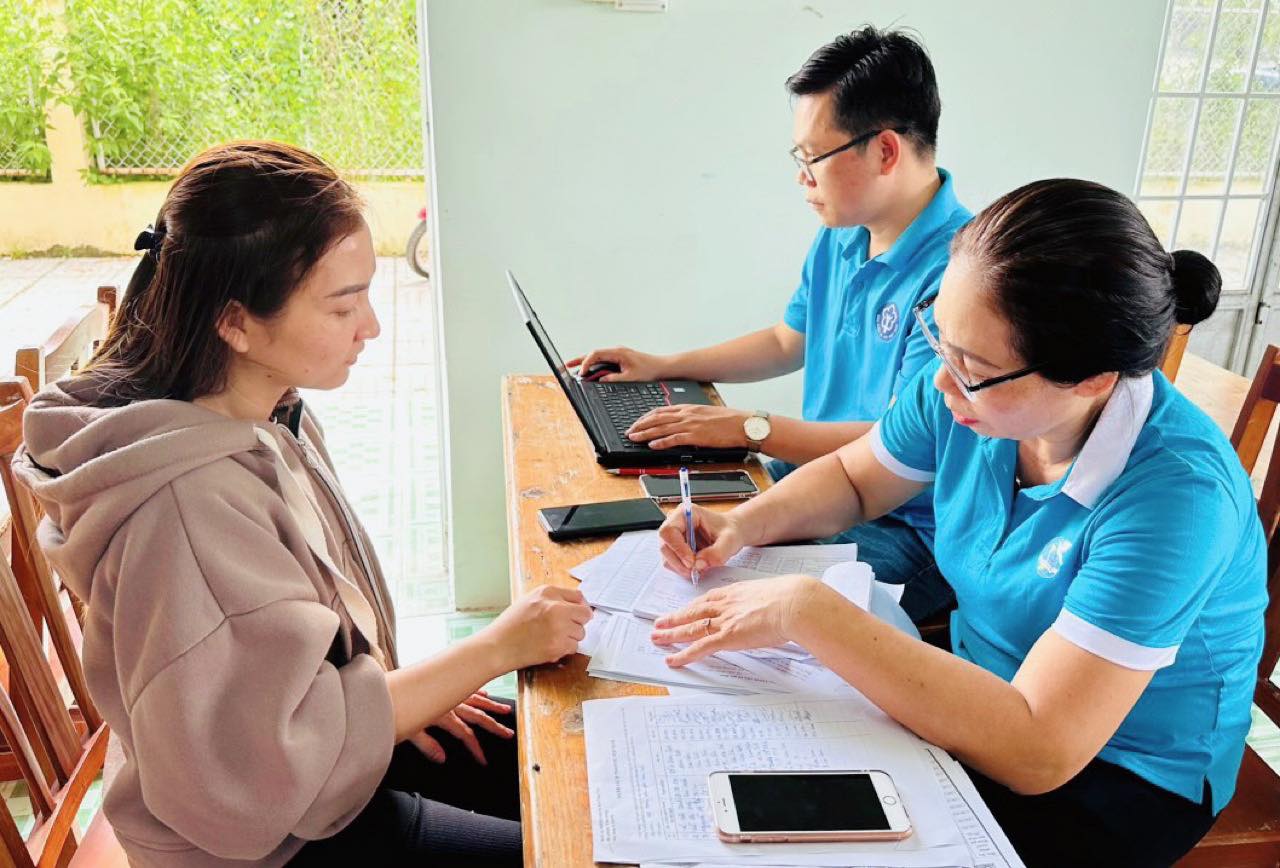 Người lao động làm thủ tục hành chính về BHXH tại Bộ phận 