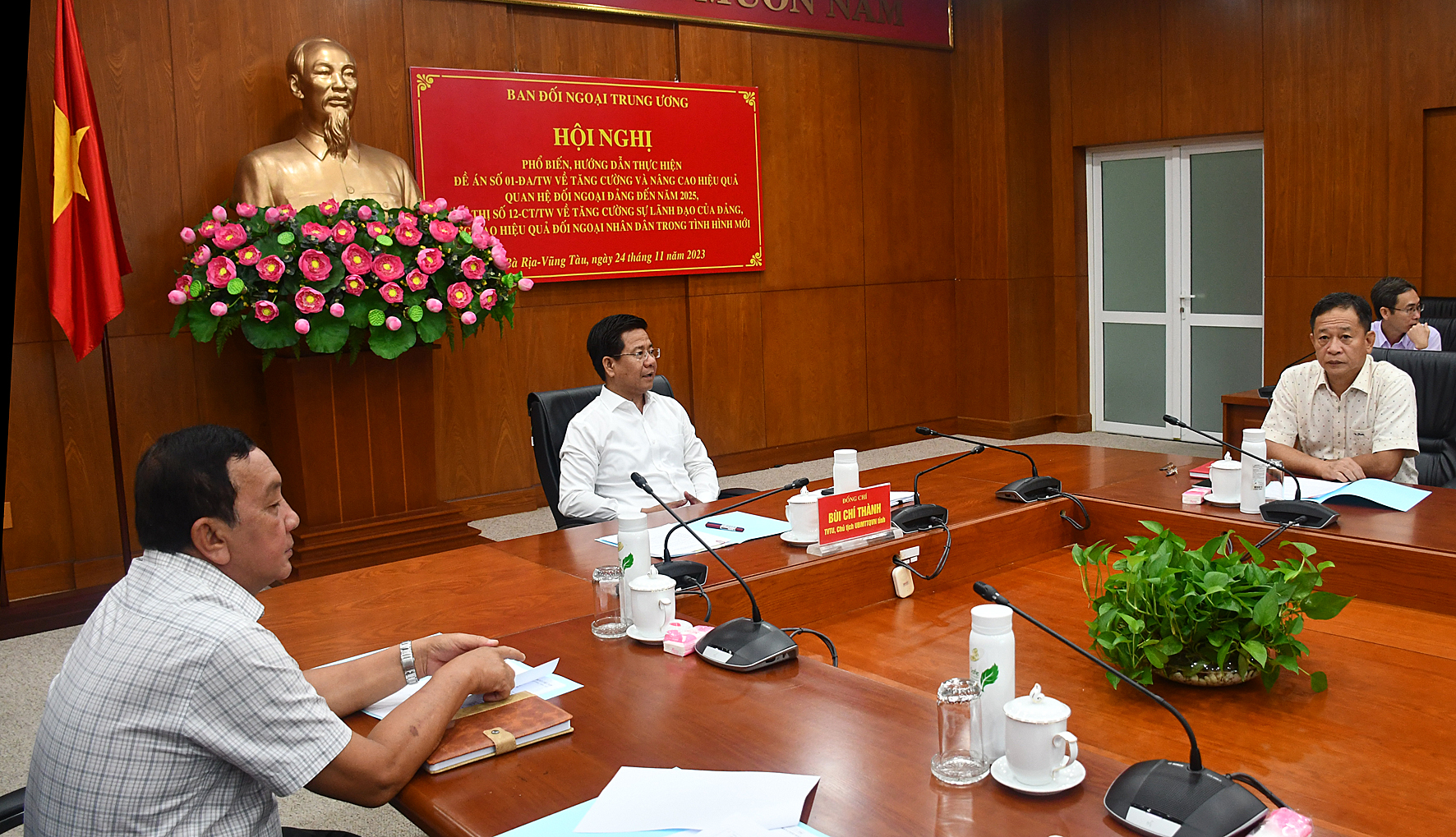 Ông Bùi Chí Thành, Ủy viên Ban Thường vụ Tỉnh ủy, Chủ tịch UBMTTQ Việt Nam tỉnh và lãnh đạo các sở, ban, ngành, hội, đoàn thể, tham dự tại điểm cầu tỉnh Bà Rịa-Vũng Tàu.