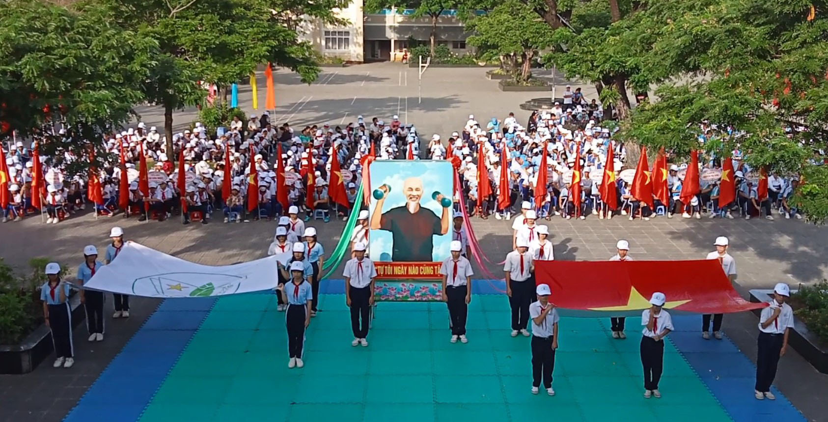 Nghi thức rước cờ Tổ Quốc, cờ Hội khỏe Phù Đổng, ảnh Bác Hồ tại lễ khai mạc Hội khỏe Phù Đổng huyện Long Điền