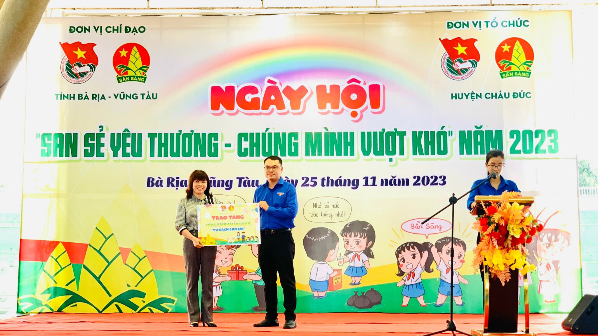 Anh Thôi Đại Việt, Phó Bí thư Tỉnh Đoàn trao bảng tượng trưng tặng Trường TH Trần Quốc Tuấn công trình măng non tủ sách và không gian đọc sách cho em. Ảnh: MAI NGỌC