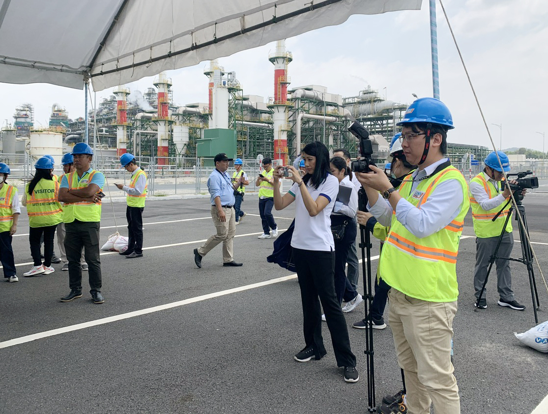 Phóng viên Quang Vinh (Báo Bà Rịa-Vũng Tàu) tác nghiệp tại hiện trường dự án Tổ hợp hóa dầu Miền Nam. 