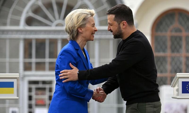 Tổng thống Ukraine Volodymyr Zelensky (phải) và Chủ tịch Ủy ban châu Âu Ursula von der Leyen tại cuộc gặp ở Kiev.