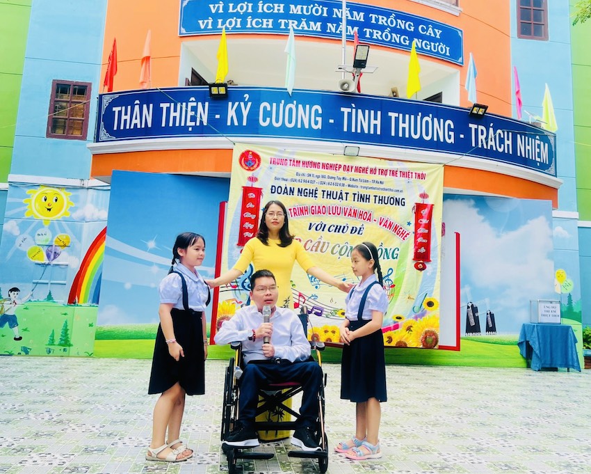 Tiết mục văn nghệ của HS Đoàn văn nghệ tình thương thuộc Trung tâm hướng nghiệp dạy nghề, hỗ trợ trẻ thiệt thòi (Hà Nội) và cán bộ giáo viên, HS của Trường TH Nguyễn Viết Xuân.