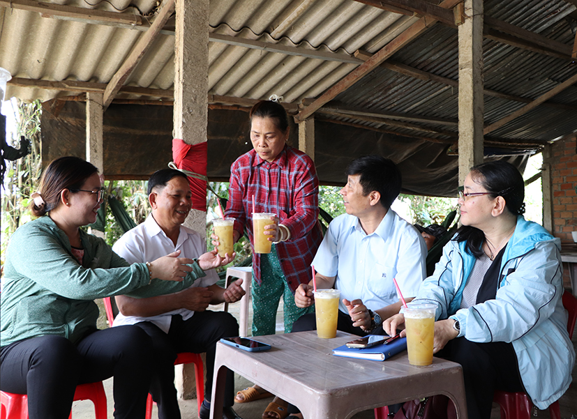 Sau khi được hỗ trợ xây nhà, bà Nguyễn Thị Phin, xã Láng Dài còn được trao sinh kế là xe nước mía, giúp bà có thu nhập nuôi người con trai bị bệnh động kinh.