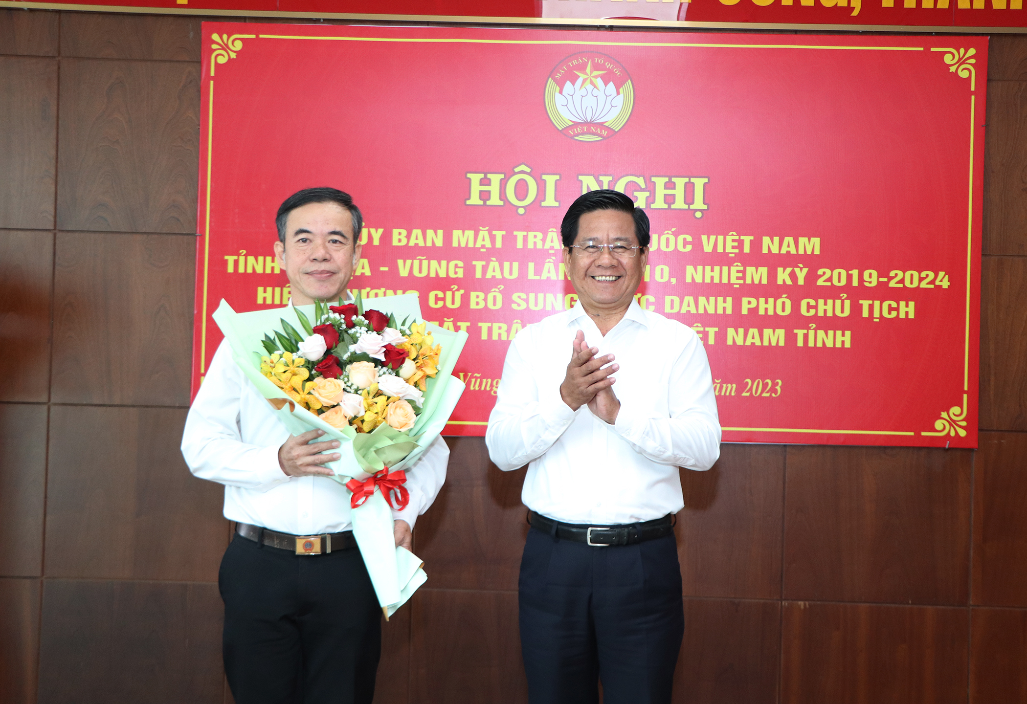 Ông Bùi Chí Thành, Ủy viên Ban Thường vụ, Chủ tịch UBMTTQ Việt Nam tỉnh tặng hoa chúc mừng ông Huỳnh Minh.