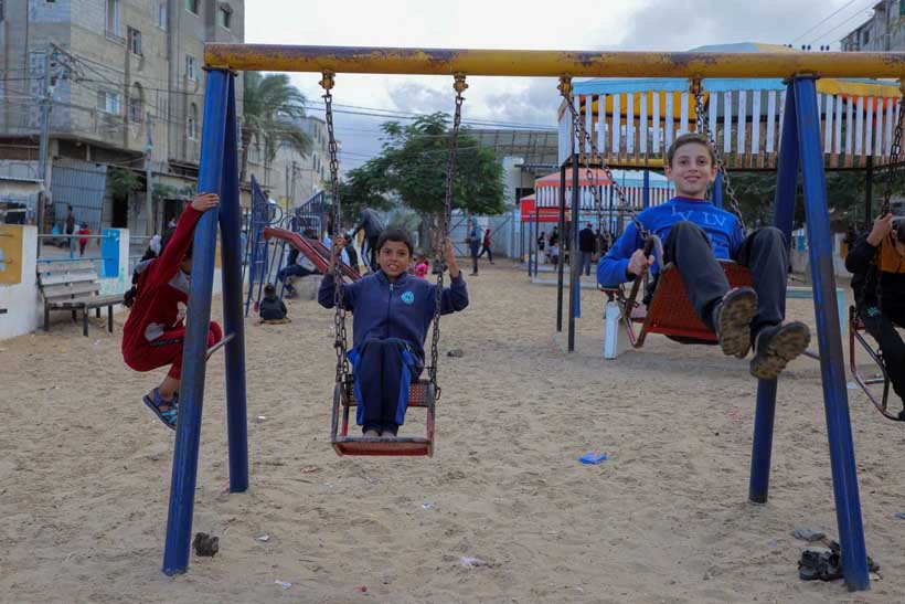 Các em nhỏ vui đùa tại sân chơi ở Rafah,  Dải Gaza.