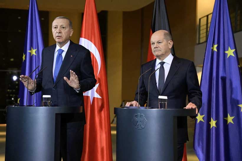 Thủ tướng Đức Olaf Scholz (phải) trong cuộc họp báo chung với Tổng thống Thổ Nhĩ Kỳ Recep Tayyip Erdogan tại Berlin, ngày 17/11.