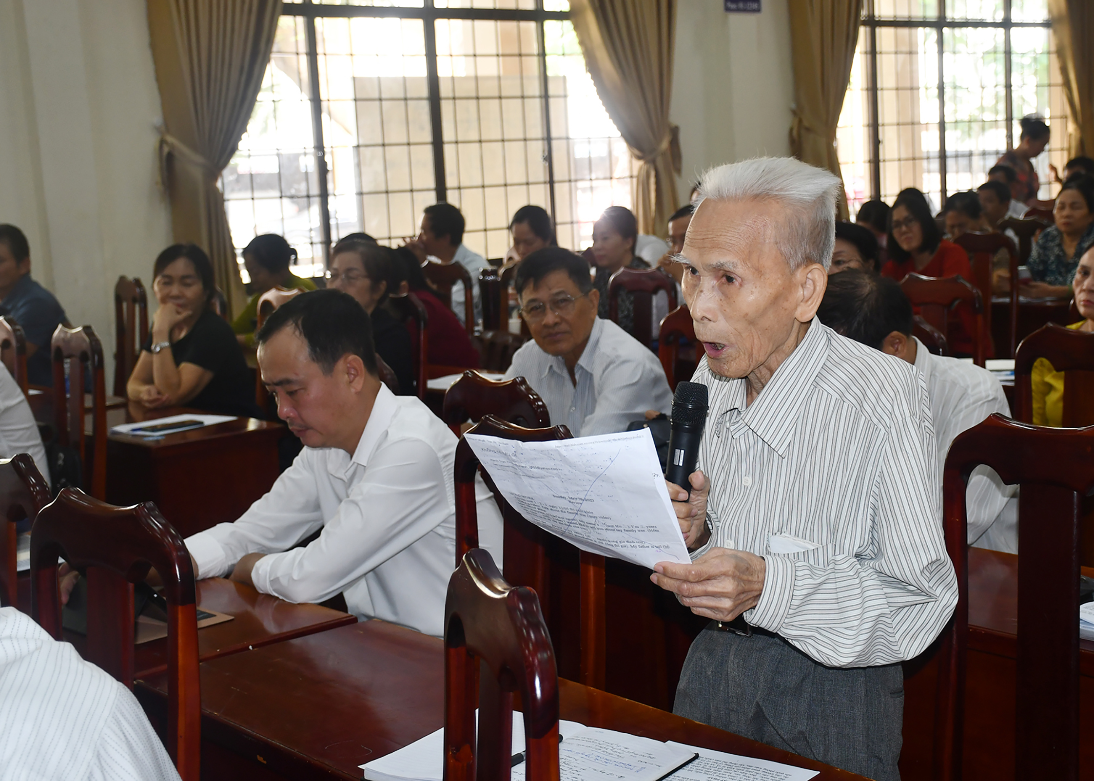 Cử tri Đặng Dậu (phường Thắng Nhì, TP.Vũng Tàu) đánh giá cao những đóng góp tích cực của Đoàn ĐBQH tỉnh vào sự thành công của Kỳ họp thứ 6. Ảnh: PHÚC LƯU