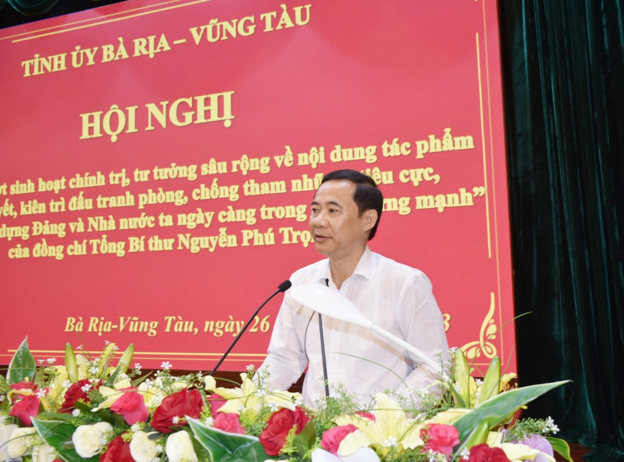 Đồng chí Nguyễn Thái Học, Phó Trưởng Ban Nội chính Trung ương giới thiệu nội dung cơ bản cuốn sách “Kiên quyết, kiên trì đấu tranh phòng, chống tham nhũng, tiêu cực, góp phần xây dựng Đảng và Nhà nước ta ngày càng trong sạch, vững mạnh” của Tổng Bí thư Nguyễn Phú Trọng tại hội nghị triển khai đợt sinh hoạt chính trị, tư tưởng sâu rộng về nội dung tác phẩm 